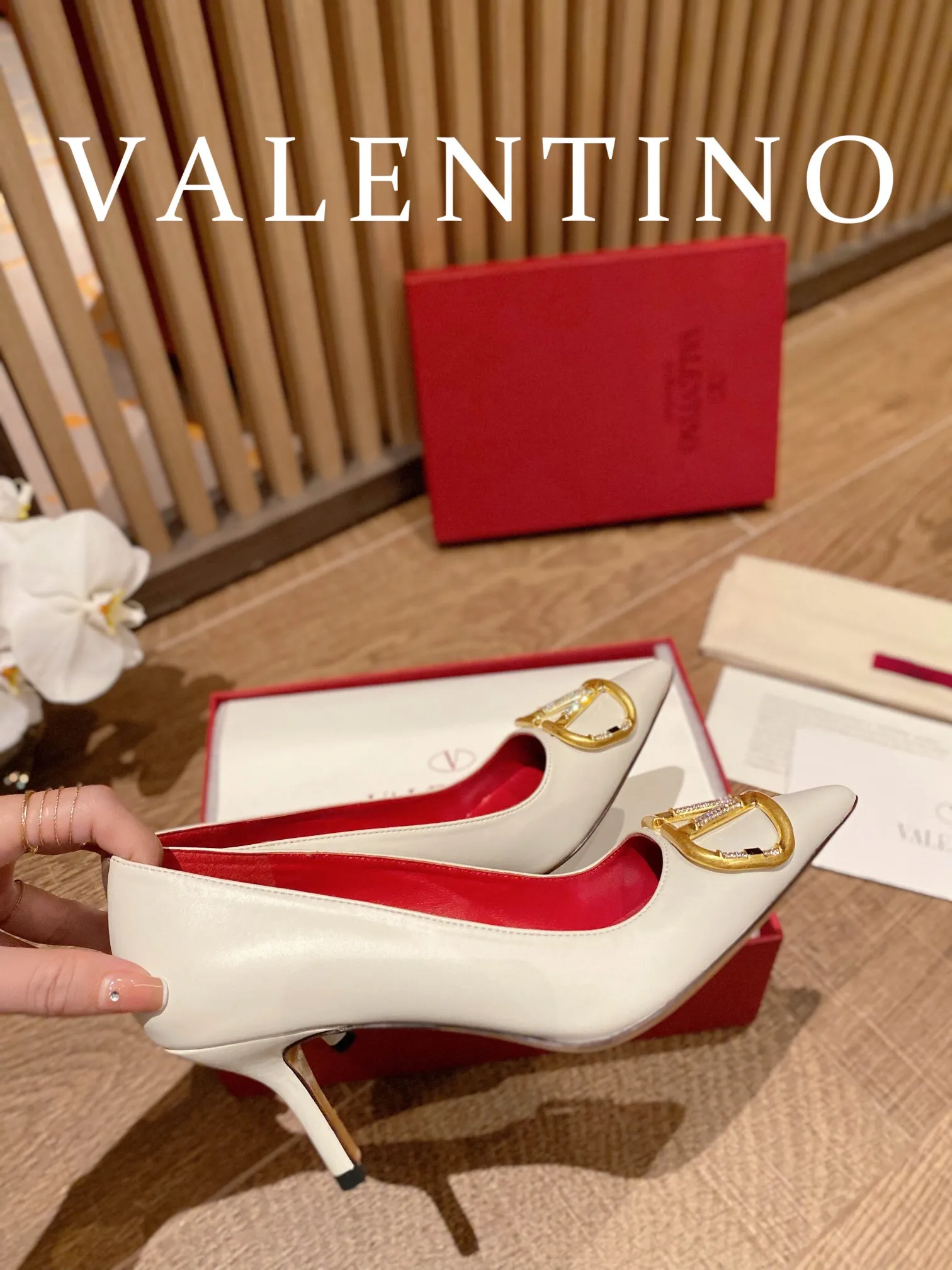 👟👟Ex-factory price 520👟👟 𝑉𝐴𝐿𝐸𝑁𝑇𝐼𝑁𝑂 Valentino ♡ The latest series of the counter 💯The new season of Valentino replaces the usual rivet elements with the initial V bronze (dotted buckle) buckle, simplifying the complexity Make the design more refined and durable. No matter your age, it can easily fit on your feet and make your feet look slimmer! The new season lives up to expectations! Worth buying ★Imported cowhide is absolutely high-grade ❥Original method is absolutely sensual ❥Elegant style creates a different feeling🙈 Simple temperament style!  ♡ show bdetails ———————————— ⊿▸: Size｜35-40 (customized at 34.40.41.42) ⊿▸: Material｜Imported cowhide ⊿▸: Material｜Exclusive molded rhinestone buckle ⊿▸: Material | Padded sheepskin ⊿▸: Material |Italian 🇮🇹 genuine leather outsole (the original 1:1 method has a wood grain shape) ⊿▸: Heel height｜8cm